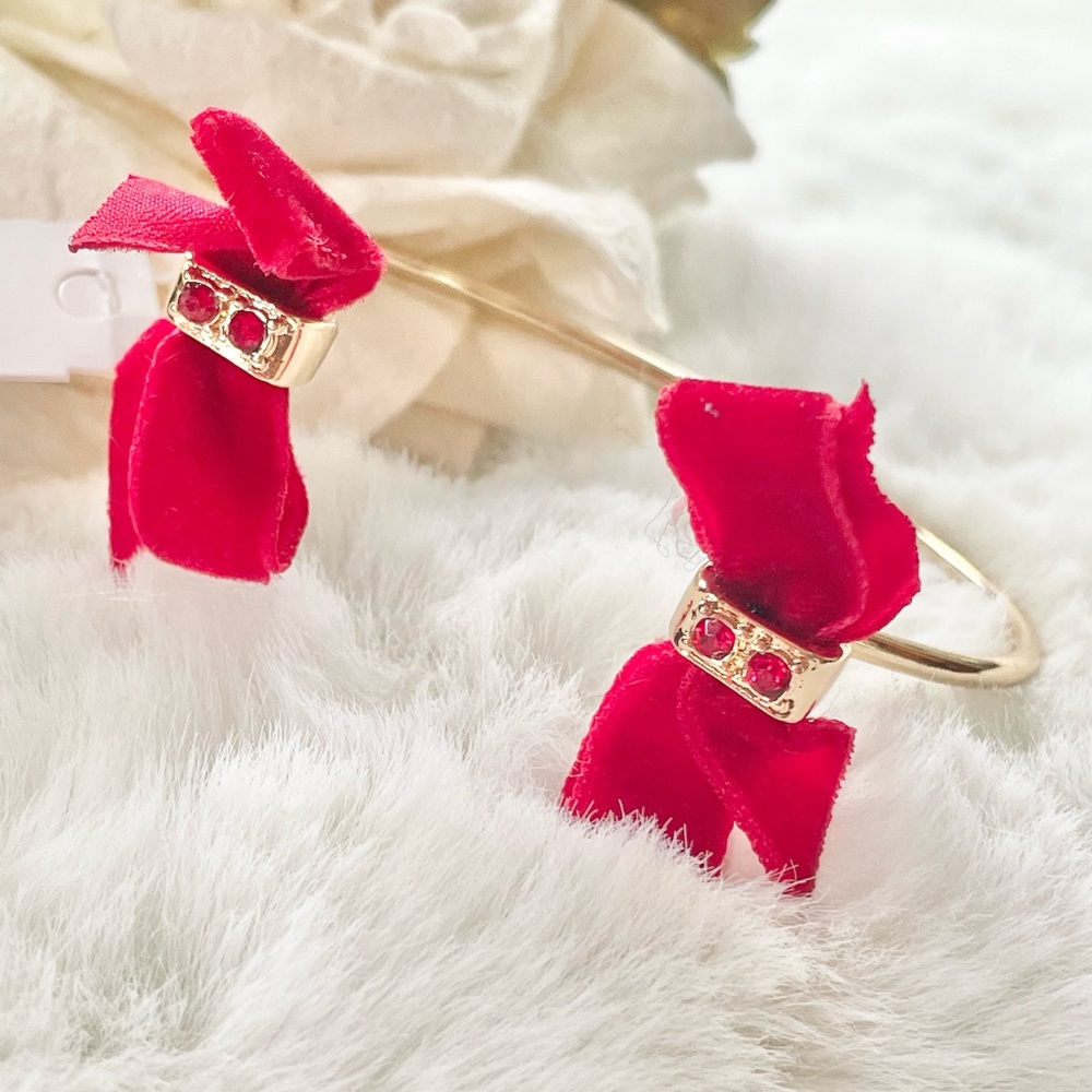 New with tags SCOTTISH CHEER CUFF BRACELET GOLD w/RED BOWS and Ruby like Stones